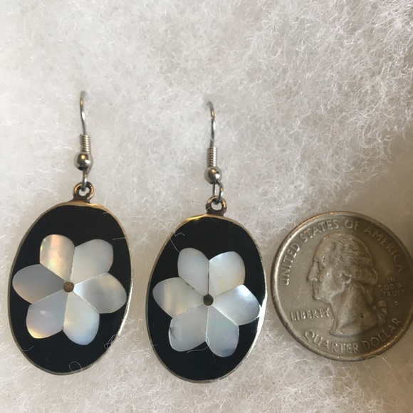Drop oval black and white earrings - Picture 2 of 2